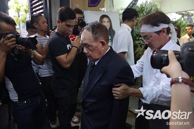 Sau đó ông được người nhà đưa ra ngoài.