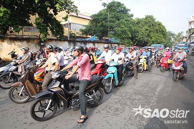 Người dân dừng xe nhường cho đoàn đi sang đường...