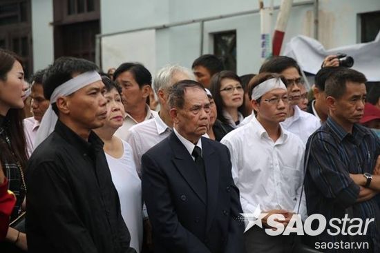 Bố Minh Thuận lọt thỏm giữa đám đông. Sau nhiều ngày cố nuốt nước mắt vào trong, giờ đây ông đã không kìm nén được cảm xúc của mình