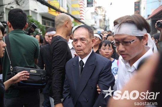 Sau đó, ông được người thân đưa ra xe.