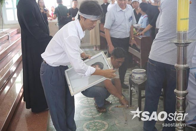 Trong quá trình di chuyển quan tài trước khi bắt đầu làm lễ đã vô tình làm rớt lư hương và di ảnh của Minh Thuận.
