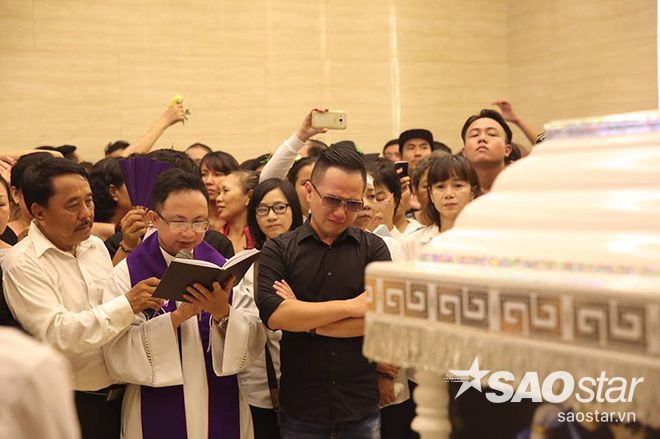 MC Anh Khoa bật khóc nức nở.