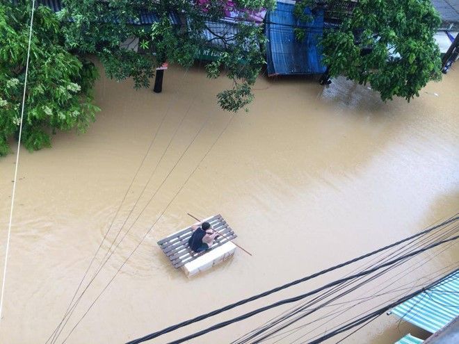 Huế mùa này, phố cũng như sông.