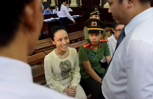 Cô liên tục nở nụ cười tươi rói tại tòa.