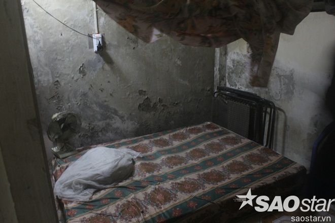 Góc nhỏ này là nơi che mưa che nắng của anh Bình.