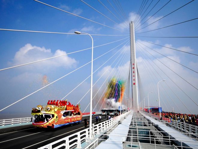 18-billion-the-shanghai-yangtze-river-tunnel-and-bridge-is-the-fifth-longest-cable-stayed-bridge-in-the-world-at-a-length-of-nearly-16-miles