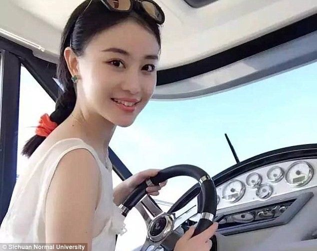 Trên QQ.com - một trong những trang web lớn nhất Trung Quốc - nhiều người trầm trồ, ngưỡng mộ vẻ đẹp của các giảng viên. “Họ có nhan sắc và trí tuệ”, “Họ đẹp không tưởng” hay “Giá như tôi có thể quay lại thời sinh viên”… là những cảm xúc của dân mạng khi thấy bộ ảnh của các cô giáo. Tuy nhiên, một số người khẳng định vẻ đẹp trí tuệ và tâm huyết của những nhà giáo mới thực sự quan trọng. 