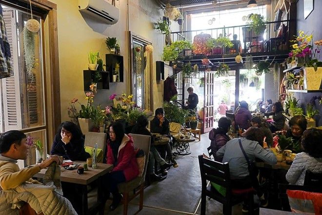 Bên trong quán cũng rất thoáng đãng và yên tĩnh. Không gian trong lành. Giữa cỏ cây hoa lá là khoảng không để thư giãn, nghỉ ngơi mà chúng ta kiếm tìm sau những bộn bề của cuộc sống.