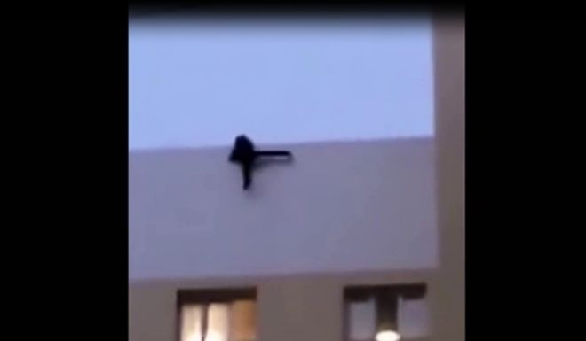 9x-thiet-mang-khi-dang-selfie-tren-noc-nha-9-tang-10-101620