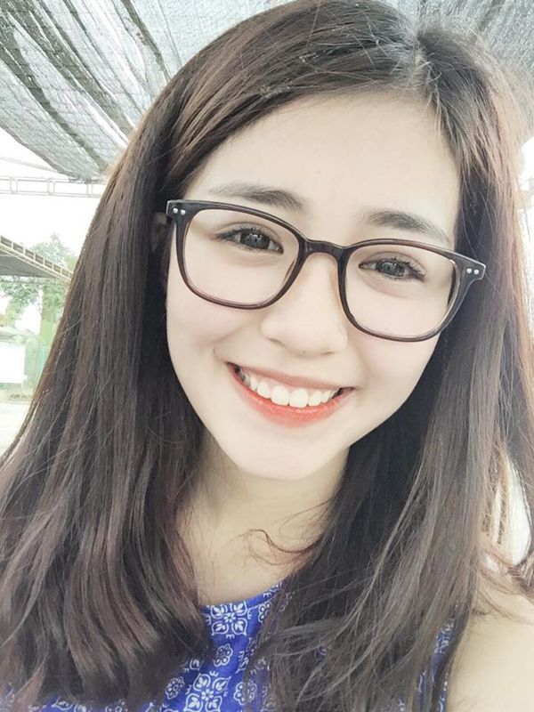 Thậm chí, các nàng cũng có thể đeo lens rồi đeo kính cận như Mẫn Tiên để đôi mắt có chiều sâu hơn và long lanh hơn.