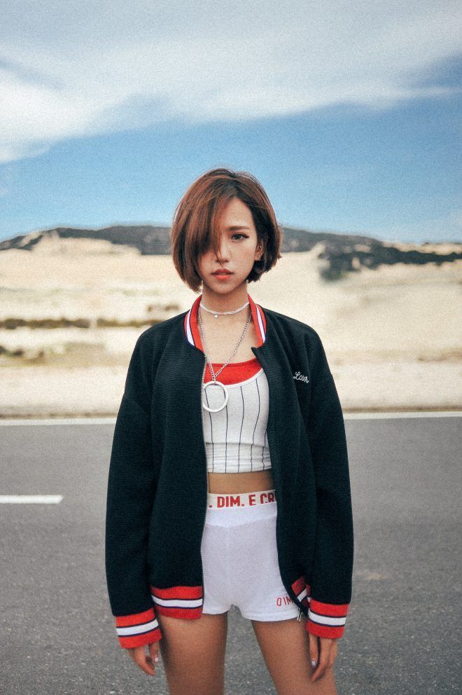 Min trong MV mới nhất đậm màu sắc mùa hè cùng tạo hình theo phong cách sporty chic khỏe khoắn.