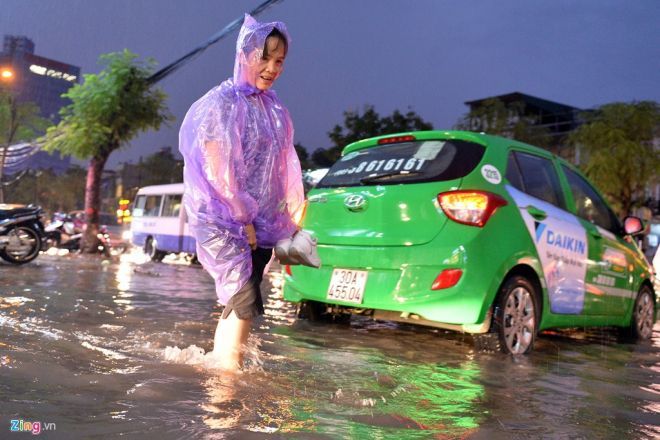 Khi mưa đã tạnh, nước rút khá nhiều, những người đi bộ trên vỉa hè, đến đoạn đầu ngõ 165 vẫn phải tháo giầy để lội qua.