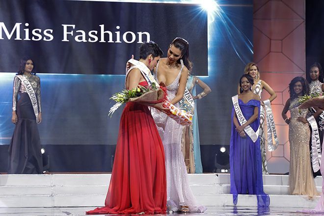 Hà Anh trao giải Á hậu 1 cho người đẹp Phillipines - Camille Hirro.