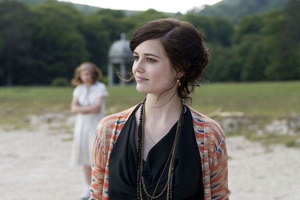 Trong phim tâm lý Cracks, Eva Green hóa thân thành một giáo viên trẻ được mọi nữ sinh ngưỡng mộ.