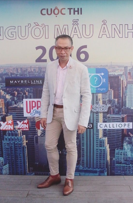 Nhiếp ảnh gia Phạm Hoài Nam lịch lãm với phong cách gentleman