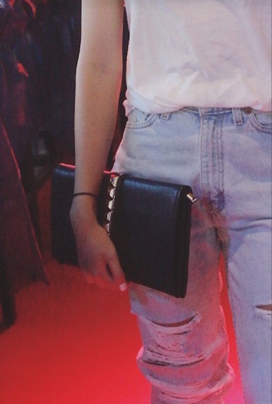 Lana Phạm (IG: lanaphh) - cô sinh viên Truyền Thông lựa chọn mặc áo cami basic, boyfriend jeans, kết hợp cùng bralette ren và clutch đinh tán.