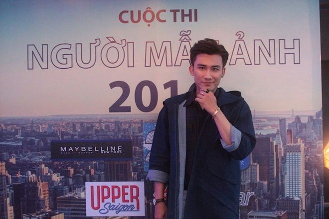 Chí Thiện năng động và hiện đại, lại cực kì “tuân thủ” dresscode xanh dương - đen của sự kiện