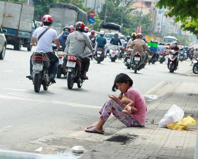 Những em bé được mang ra làm công cụ xin ăn như thế này không hiếm 