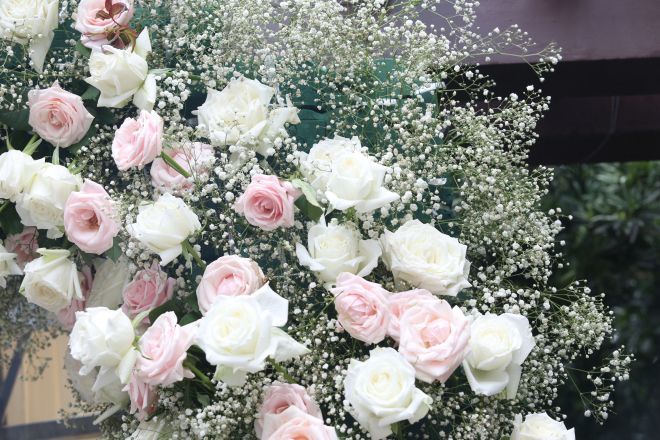 Một cổng hoa khác lại được trang trí bằng những bông hồng và những cành hoa sao tạo thành những đường cong uốn lượn giống như những sợi dây thừng bện vào nhau - một nét lãng mạn rất khác với cổng hoa khổng lồ.