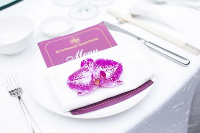 Trên mỗi đĩa ăn của từng khách đều có một bông hoa hồ điệp đủ thấy sự tinh tế của người thiết kế cũng như sự tỉ mỉ của cô dâu và chú rể.