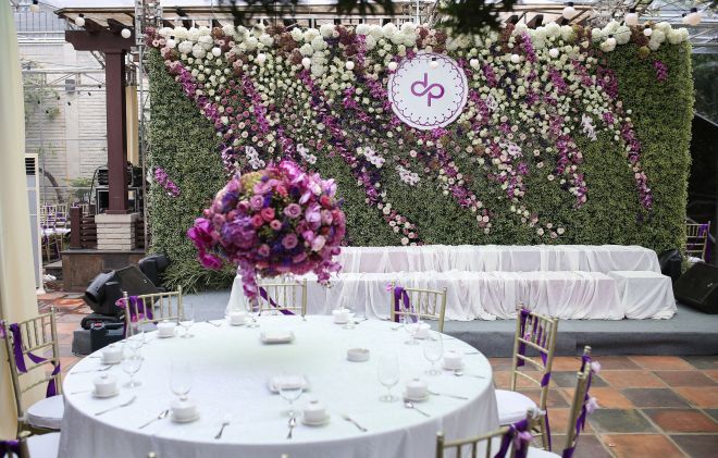 Khu vực sân khấu chính với kích thước 6mx3m được phủ kín bằng hoa sao và tô điểm bằng hoa hồng và lan hồ điệp.