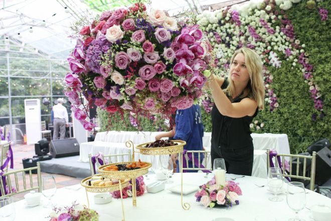 Hoa bàn tiệc thay vì cắm lọ như thông thường được thay thế bằng cách treo thả từ trần nhà kính xuống giúp tiện cho việc phục vụ tiệc cũng như tạo cảm giác mới lạ cho mọi người.