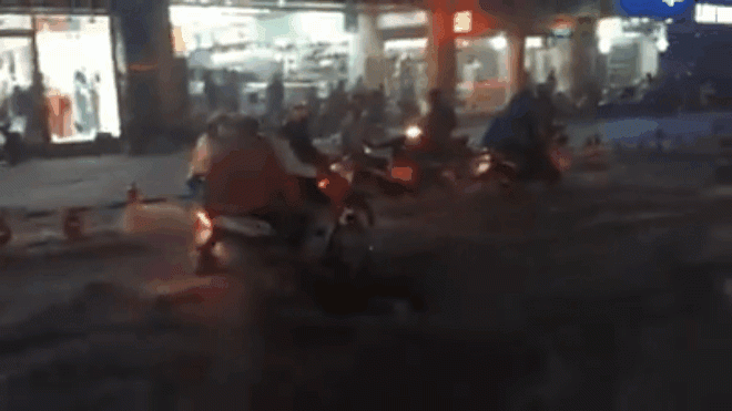Xe máy bị cuốn phăng trong cơn mưa như 'lũ quét' tại Sài Gòn Ảnh 2