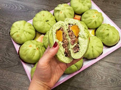 Bánh bao trà xanh nhân trứng muối - Số 109 Hàng Buồm, Hoàn Kiếm (80k/hộp 3 chiếc).