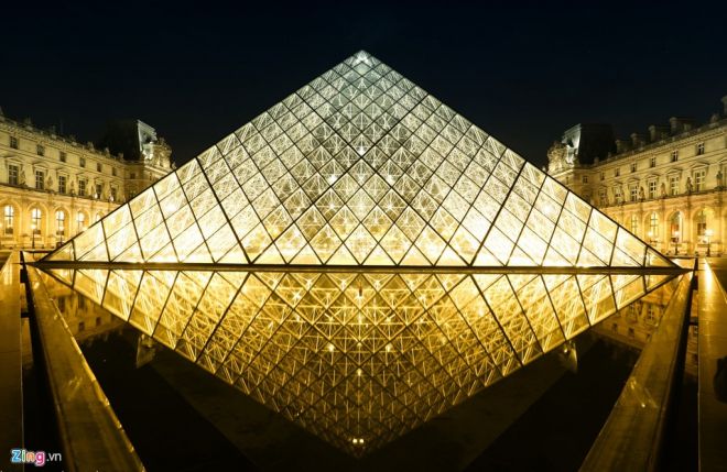 Kim tự tháp kính Louvre là công trình được xây bằng kính và kim loại nằm giữa sân Napoléon theo yêu cầu của Tổng thống Pháp François Mitterrand năm 1983. Công trình là tác phẩm của kiến trúc sư nổi tiếng người Mỹ gốc Hoa Leoh Ming Pei. Toàn bộ kim tự tháp được xây bằng kính, cùng các khớp nối kim loại, cao 20,6 m, với đáy hình vuông, mỗi cạnh 35 m. Kim tự tháp này gồm 603 tấm kính hình thoi và 70 tấm hình tam giác. Vào ban đêm, Louvre lung linh như một viên cương rực rỡ.