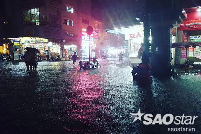 Những trận mưa liên tục trong hai ngày vừa qua khiến TP HCM ngập nặng.