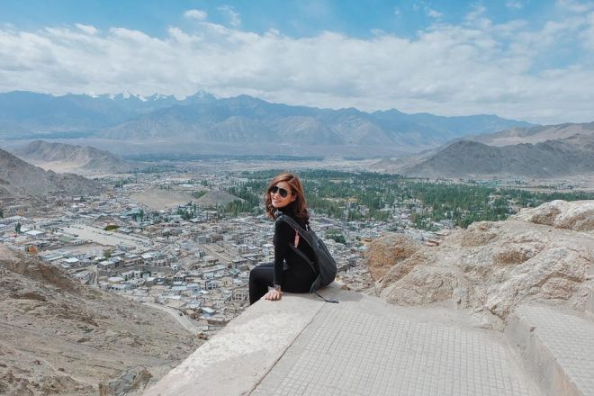 “Ở trên độ cao 4000m không khí rất loãng, mới đến mọi người không nên chạy nhảy cười đùa kẻo bị khó thở, mệt" - Milan Phạm chia sẻ về chuyến đi Ấn Độ.