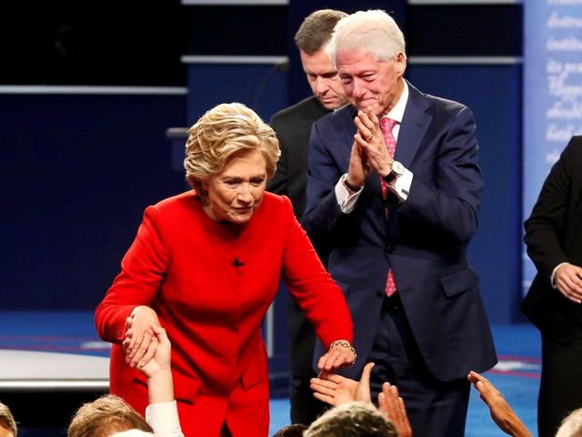 Bà Clinton phản đòn Trump không phải bằng những tin đồn vô căn cứ. Ảnh: Slate