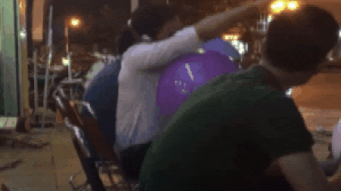 Hoảng hồn nam thanh niên vừa chơi bóng cười vừa 'quẩy' nhạc như phê thuốc Ảnh 2