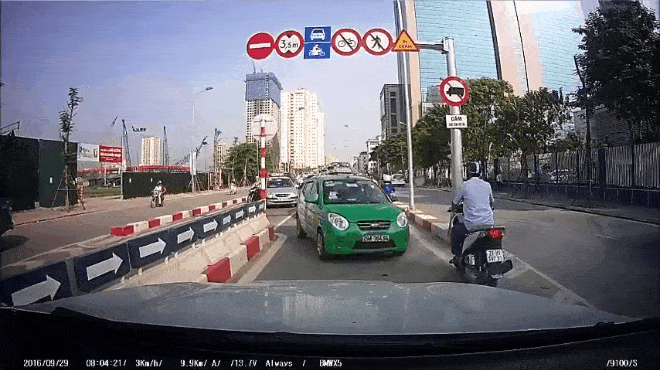 Clip đoàn xe 'rồng rắn' kéo nhau đi ngược chiều ra khỏi cầu vượt khiến bạn phải 'điên người' Ảnh 2