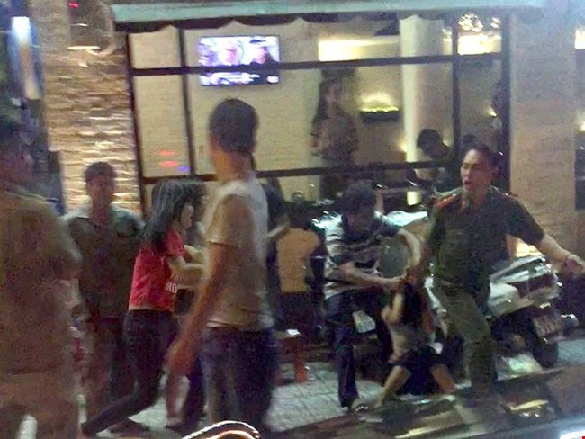 Hình ảnh công an kéo lê người phụ nữ tại hồ Con Rùa. Ảnh cắt từ clip.