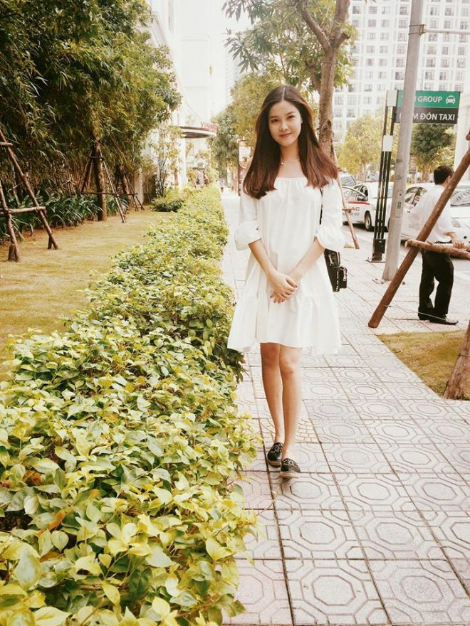 Kỳ Hân khoe bụng bầu dù mặc váy rộng.