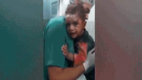 Đau lòng trước hình ảnh cậu bé Syria người đầy máu tuyệt vọng ôm chặt lấy y tá Ảnh 2