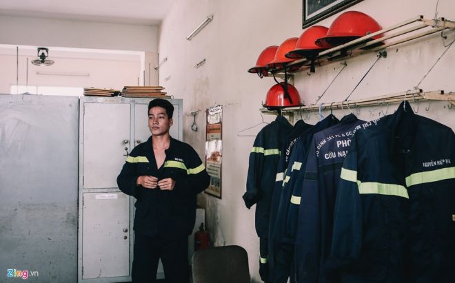 Chiến sĩ Mai Đức Cường đang làm việc tại phòng cứu hộ cứu nạn thuộc Sở Cảnh sát Phòng cháy chữa cháy TP.HCM. Trước khi vào đây, chàng trai sinh năm 1996 là sinh viên ĐH Khoa học Xã hội và Nhân văn.