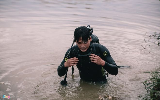 Mỗi buổi tập kéo dài cả tiếng ở những nơi rất ô nhiễm như kênh Nhiêu Lộc. Cũng có rất nhiều nơi nguy hiểm do chướng ngại vật, nhiều chiến sĩ bị ảnh hưởng sức khỏe.