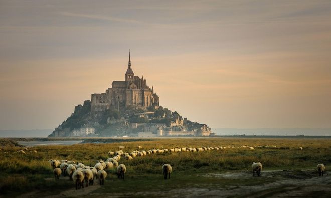 Mont Saint-Michel, Pháp Pháo đài bất khả xâm phạm Mont Saint-Michel là một trong những điểm đông khách nhất ở Pháp, sau Paris. Lâu đài được xây dựng vào năm 709 và đến nay, theo đánh giá của nhiều du khách, nó vẫn còn rất đẹp, lộng lẫy.