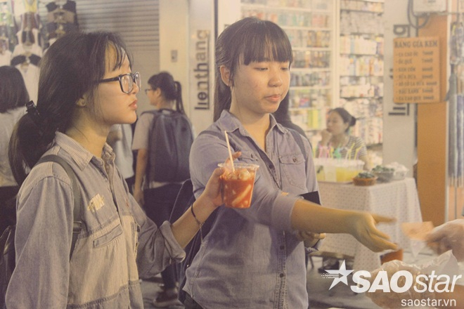 Bánh gạo tokbokki nóng hổi được đựng trong ly nhựa. Các thực phẩm nóng đựng trong hộp nhựa sẽ làm giải phóng hàm lượng chất độc monostyren và ngấm vào thức ăn. Chất độc này có thể gây ra các bệnh liên quan đến gan và thận.