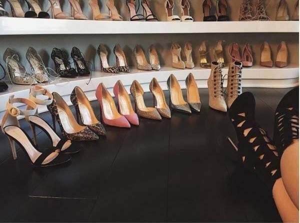 Kris Jenner - mẹ Kylie từng lên tiếng bày tỏ sự lo lắng trước độ "nghiện" giày hiệu của con gái.