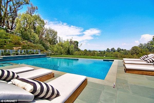 3901c41a00000578-3817766-image-a-69-1475366793192-1475422265974