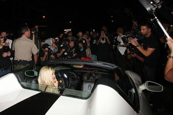 Bên cạnh bất động sản, cô còn sở hữu nhiều chiếc xế hộp đắt tiền.