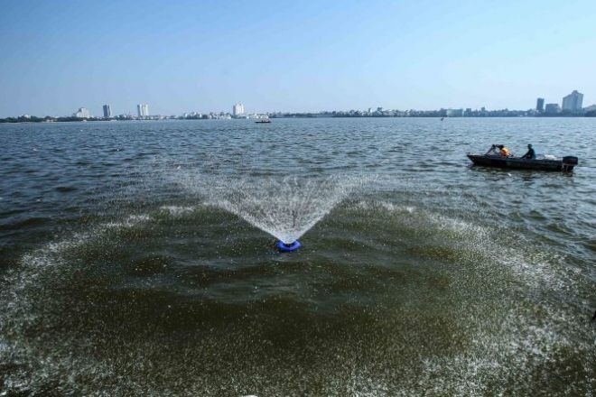 Chính quyền địa phương đã nắp đặt hàng loạt thiết bị chuyên dụng để tăng cường lượng oxy cho Hồ Tây - Ảnh: Nguyễn Khánh