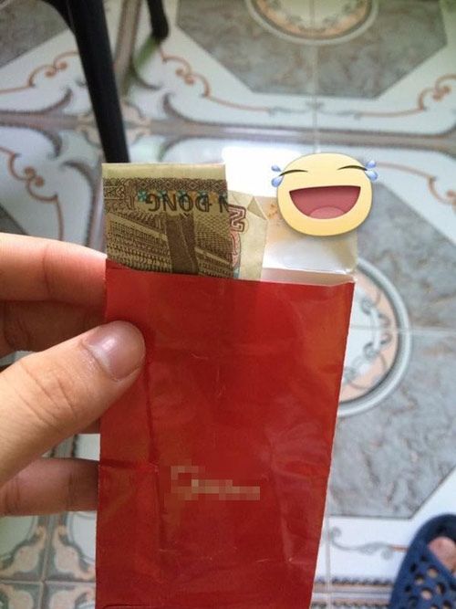 Một thành viên trong đội bê tráp nhận lì xì 2.000 đồng.