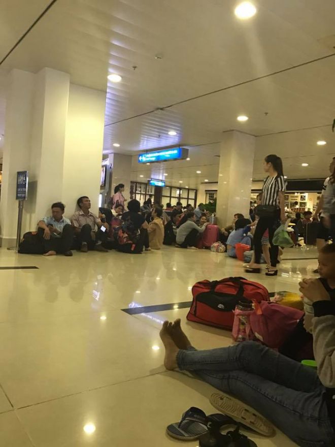 Cảnh hành khách chờ đợi chuyến bay tại Tân Sơn Nhất do máy bay không thể hạ, cất cánh. Ảnh F/B Tài Trần.