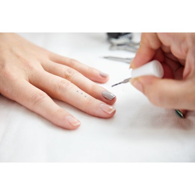 Bươc 1: Đánh lớp nền cho móng tay của bạn.