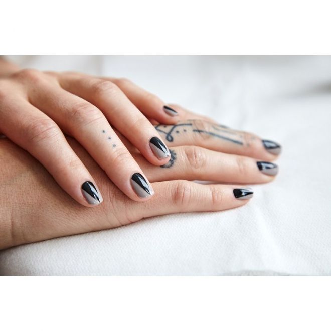 Sau đó kết thúc bằng chiếc áo khoác ngoài hào nhoáng, không chỉ khiến chiếc mũ phù thủy của bạn cuốn hút hơn, mà còn giúp tổng thể móng tay gọn gàng, không bừa bộn, rối mắt.