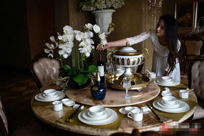 Cao Tần Mai 24 tuổi (Trung Quốc) đang có một công việc khiến người khác phải ghen tị, đó là nghề trải nghiệm cuộc sống đẳng cấp đại gia để khảo sát, tư vấn cho các công ty bất động sản. Nghe có vẻ lạ lùng nhưng công việc này giúp Tần Mai có được thu nhập rất nhiều người mơ ước.